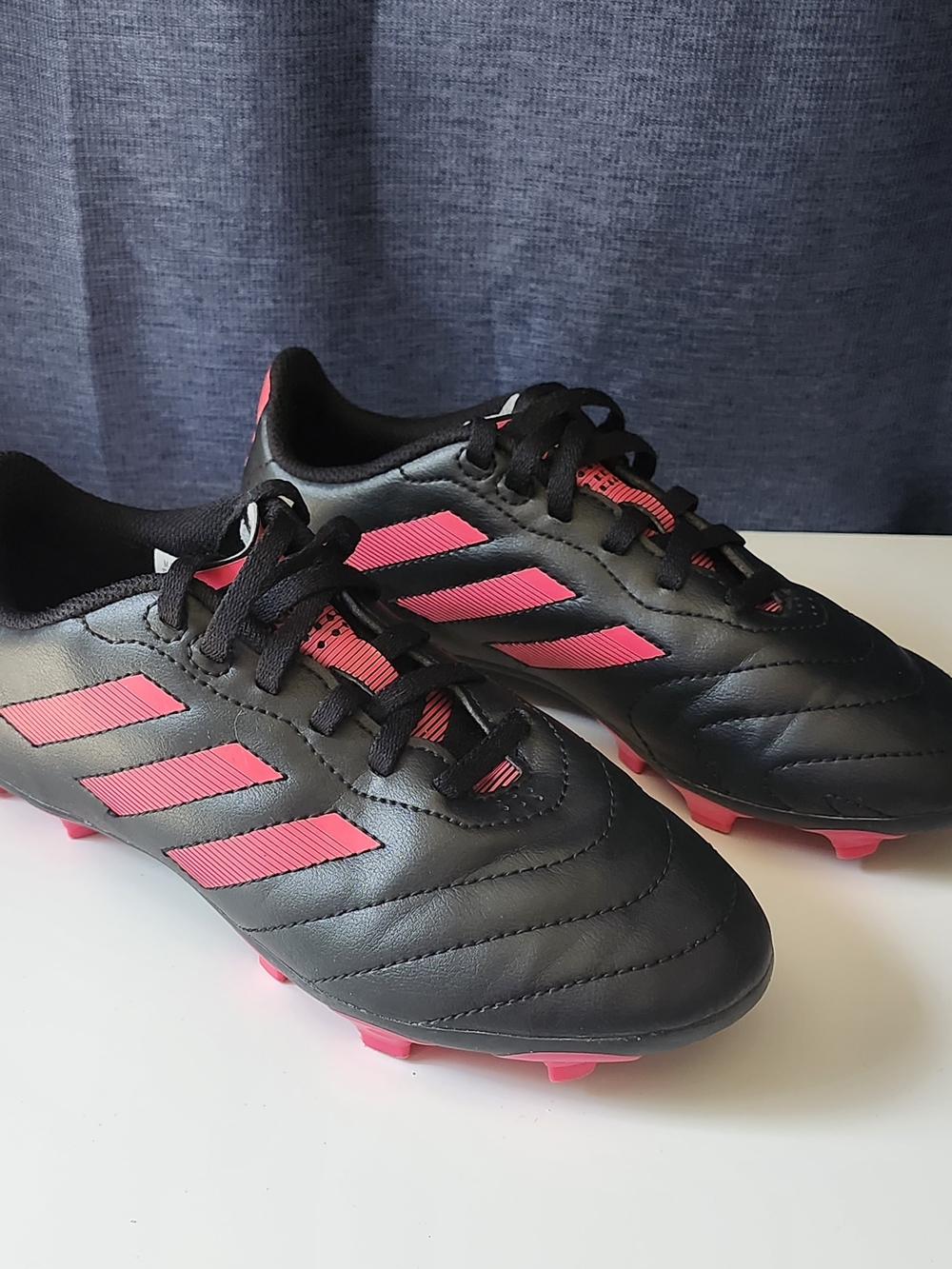 Size 2.5 Youth Adidas youth soccer cleats US children/ black/pink